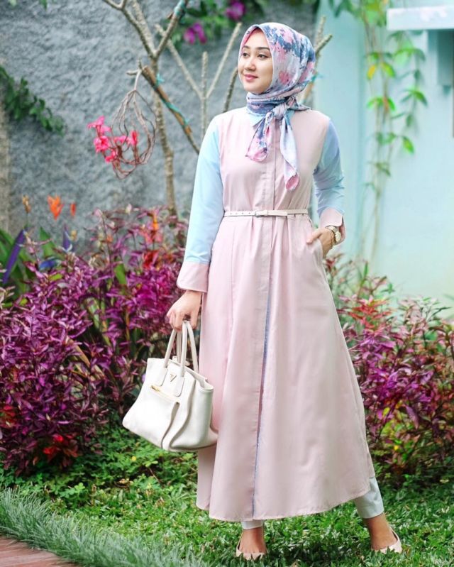 10 Maxi Dress Cantik Buat Cewek Berhijab Adem dan Feminin 