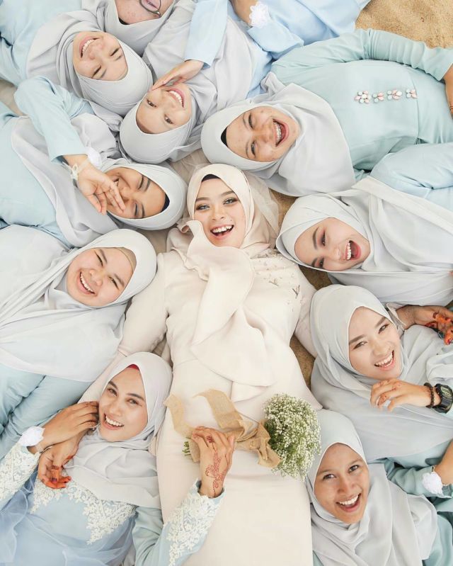 Ide Pose Cantik Saat Foto Bareng Bridesmaids Ini Bisa Kamu Tiru, Demi Album Kenangan Momen Bahagiamu