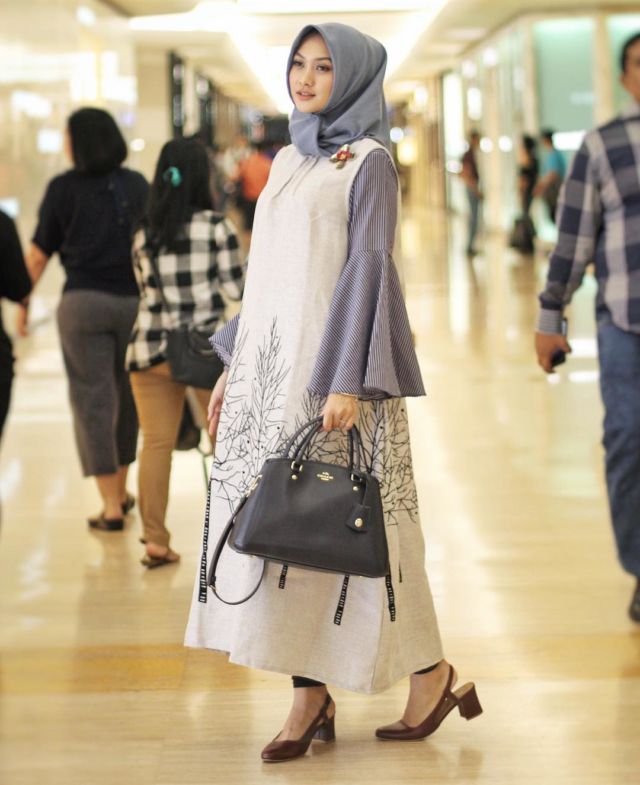 10 Maxi Dress Cantik Buat Cewek Berhijab. Adem dan Feminin Banget Dilihatnya