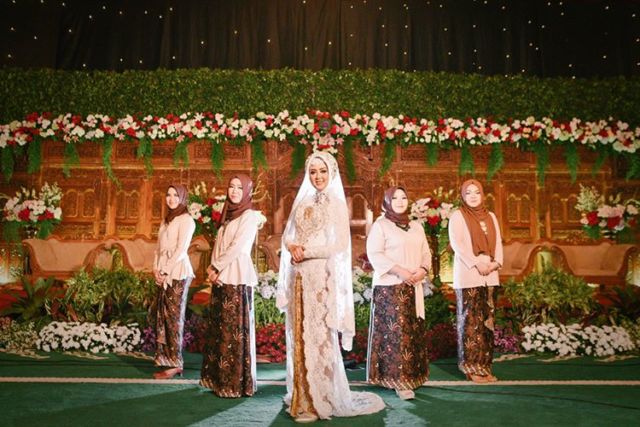 Ide Pose Cantik Saat Foto Bareng Bridesmaids Ini Bisa Kamu Tiru, Demi Album Kenangan Momen Bahagiamu