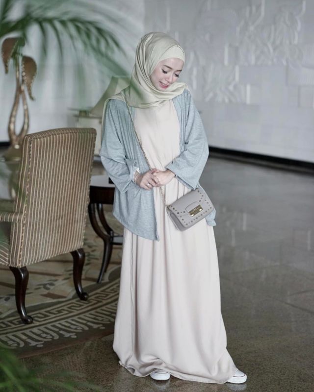 10 Maxi Dress Cantik Buat Cewek Berhijab. Adem dan Feminin Banget Dilihatnya