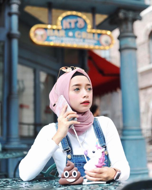 5 Mix and Match Warna Lipstik dengan Hijab. Makin Menawan dan Santun Dilihat