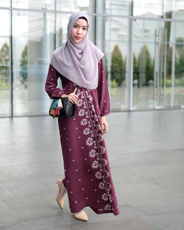 10 Maxi Dress Cantik Buat Cewek Berhijab. Adem dan Feminin Banget Dilihatnya