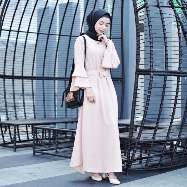 10 Maxi Dress Cantik Buat Cewek Berhijab. Adem dan Feminin Banget Dilihatnya