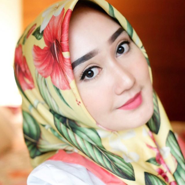 5 Mix and Match Warna Lipstik dengan Hijab. Makin Menawan dan Santun Dilihat