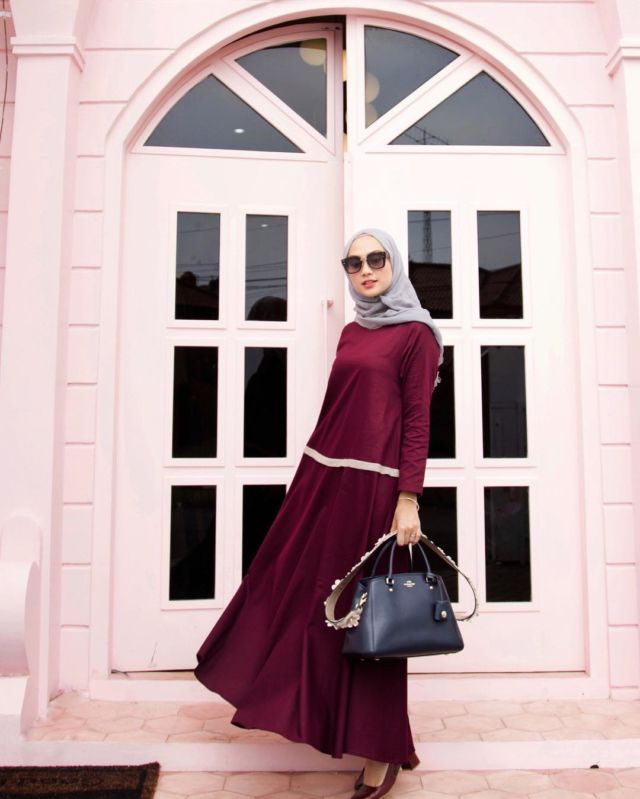 10 Maxi Dress Cantik Buat Cewek Berhijab. Adem dan Feminin Banget Dilihatnya