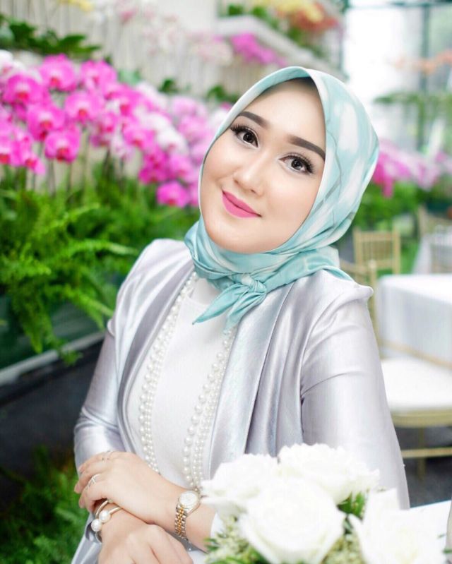 5 Mix and Match Warna Lipstik dengan Hijab. Makin Menawan dan Santun Dilihat