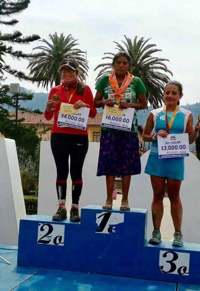 Yang Lain Tampil Serius, Cewek Ini Jadi Juara Lomba Maraton dengan Cuma Pakai Rok dan Sandal Lusuh