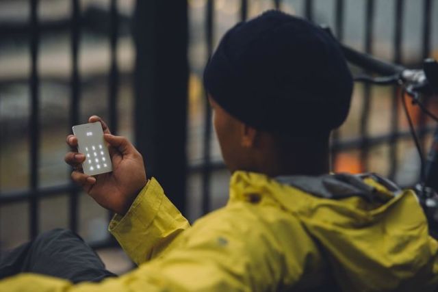 Yuk Kenalan Sama 'Light Phone'! Ponsel Anyar yang Sama Sekali Nggak Canggih, Tapi Maknanya Dalam