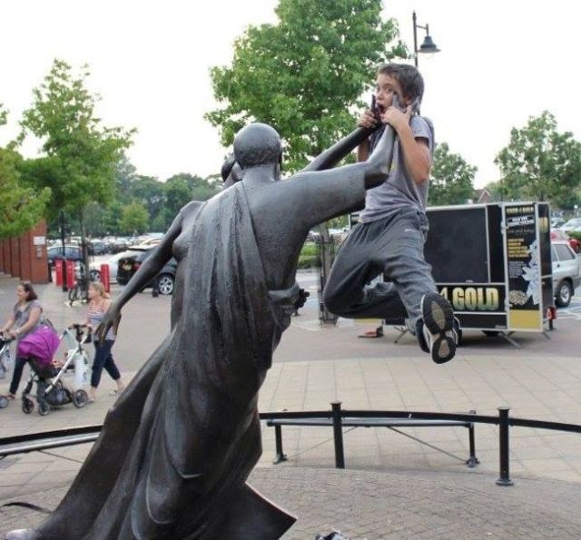 Begini Nih 15 Cara Gokil Berfoto Sama Patung dan Monumen. Biar Fotomu Nggak Gitu-gitu Aja!