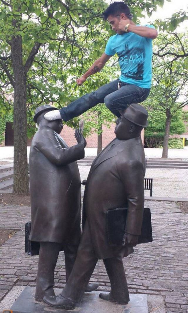 Begini Nih 15 Cara Gokil Berfoto Sama Patung dan Monumen. Biar Fotomu Nggak Gitu-gitu Aja!