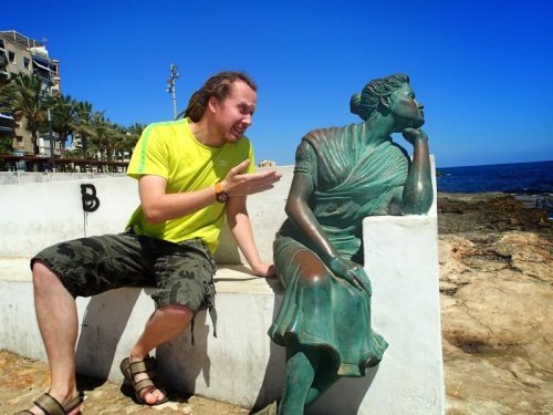 Begini Nih 15 Cara Gokil Berfoto Sama Patung dan Monumen. Biar Fotomu Nggak Gitu-gitu Aja!