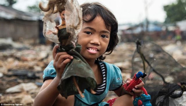 Foto Anak-anak dari Bantar Gebang yang Cukup Memilukan. Miris, Mereka Tumbuh di Atas Tumpukan Sampah!