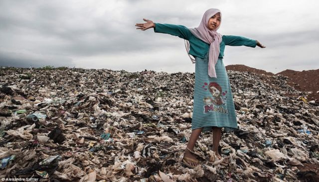 Foto Anak-anak dari Bantar Gebang yang Cukup Memilukan. Miris, Mereka Tumbuh di Atas Tumpukan Sampah!