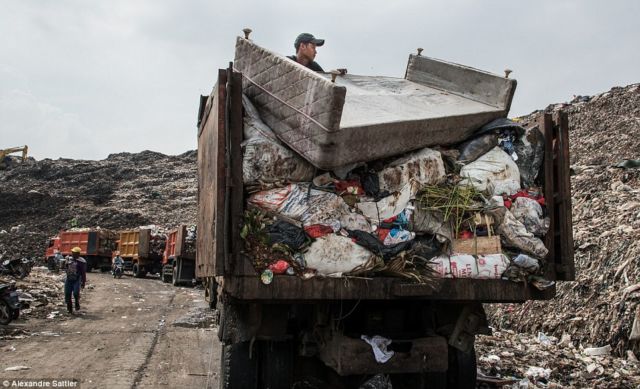 Foto Anak-anak dari Bantar Gebang yang Cukup Memilukan. Miris, Mereka Tumbuh di Atas Tumpukan Sampah!