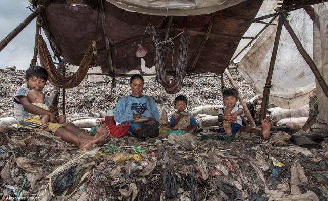 Foto Anak-anak dari Bantar Gebang yang Cukup Memilukan. Miris, Mereka Tumbuh di Atas Tumpukan Sampah!