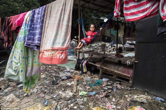 Foto Anak-anak dari Bantar Gebang yang Cukup Memilukan. Miris, Mereka Tumbuh di Atas Tumpukan Sampah!