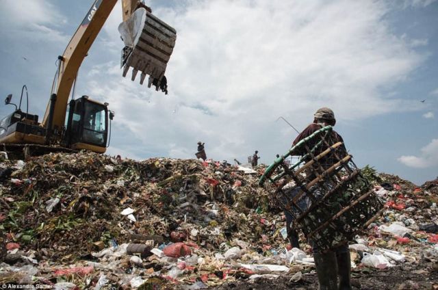 Foto Anak-anak dari Bantar Gebang yang Cukup Memilukan. Miris, Mereka Tumbuh di Atas Tumpukan Sampah!