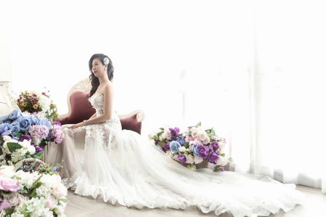 Wanita Ini Bikin Foto Pre-Wedding Sendirian, Kok Aneh? Tapi Ternyata Alasannya Bikin Sedih :(