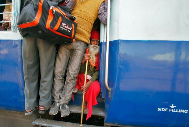 10 Potret Jalur Komuter Paling Matikan di Dunia. Cuma Mau Berangkat Kerja Saja, Harus Bertaruh Nyawa