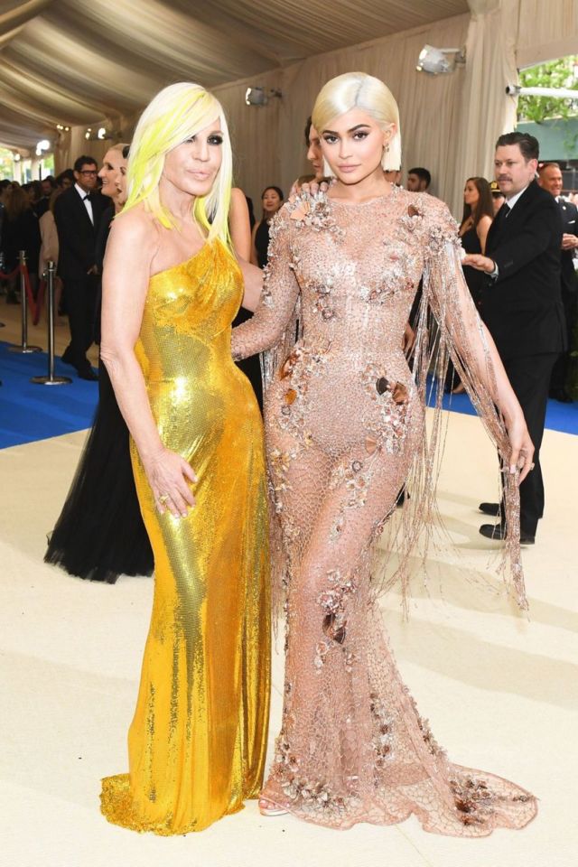 15 Fashion Unik Met Gala 2017. Mana Nih Artis Hollywood yang Paling Nyentrik?