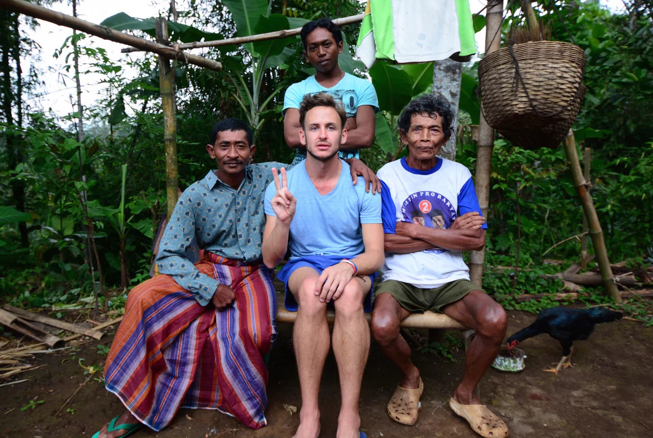 Jangan Gegabah Mengajak Bule Foto Bareng, Belum Tentu Mereka Beneran Senang, Kamu Perlu Lebih Peka