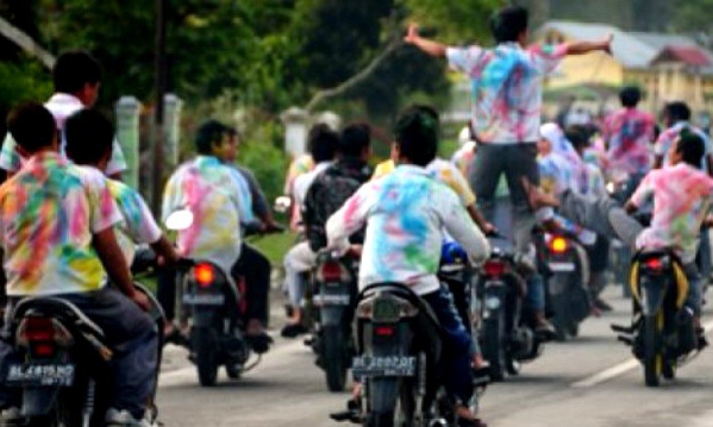 Dear Adik-Adik SMA Ku Tersayang, Tahukah Kalian Aksi Coret-Coret Kemarin Telah Mencoret Nama Baik Bangsa ini Dan Masa Depan Kalian Sendiri?