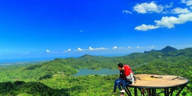 Foto bareng pasangan dengan background kayak gitu, ajiib