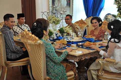 Ini Alasan Lamaran di Indonesia Nggak Kayak di Barat yang Tinggal Berlutut. Semua Demi Kebaikan Kok!