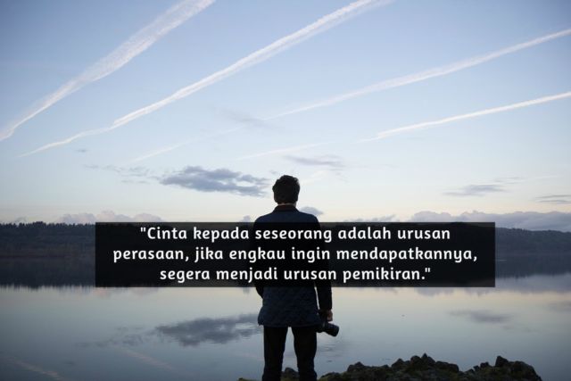 Quotes Pidi Baiq Ini Bikin Cowok Memandang Cinta Dari Sisi yang Berbeda. Simpel Tapi Ngena Banget!