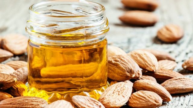 minyak almond untuk wajah berjerawat