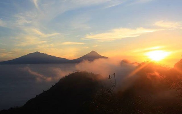 Kisah Misteri Seorang Pemuda yang Ditolong Makhluk Ghaib di Puncak Suroloyo. Aneh dan Bikin Merinding