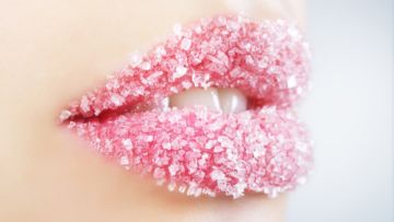 Cara Alami Bikin Lip Scrub dengan Biaya Super Murah. Bibir Hitam dan Pecah-Pecah Nggak Ada Lagi!