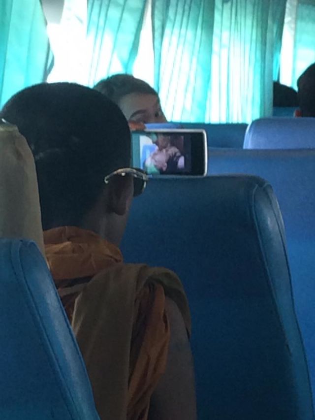 Viral, Seorang Biksu Nonton Video Porno Terang-terangan di Dalam Bus, Eh Malah Cuek Bebek!