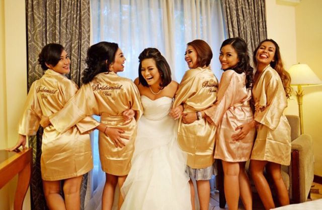 Nggak Punya Sahabat Cewek, Calon Pengantin Ini Ajak Teman-teman Cowoknya Jadi Bridesmaids dan Hasilnya Jadi Selucu Ini