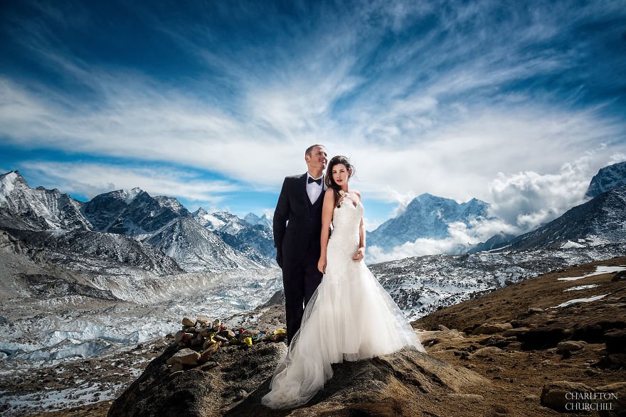 Luar Biasa, Pasangan Ini Menikah di Gunung Everest. Kalau Sudah Cinta, Menaklukkan Gunung pun Bisa!