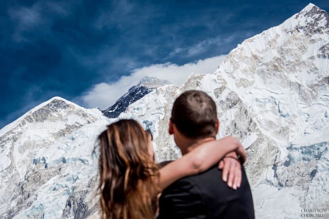 Luar Biasa, Pasangan Ini Menikah di Gunung Everest. Kalau Sudah Cinta, Menaklukkan Gunung pun Bisa!