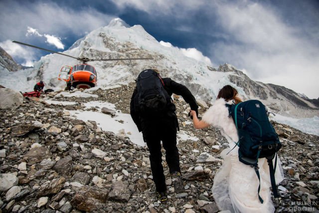 Luar Biasa, Pasangan Ini Menikah di Gunung Everest. Kalau Sudah Cinta, Menaklukkan Gunung pun Bisa!