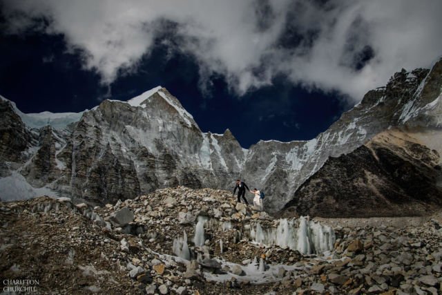 Luar Biasa, Pasangan Ini Menikah di Gunung Everest. Kalau Sudah Cinta, Menaklukkan Gunung pun Bisa!