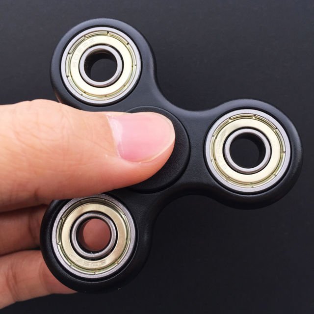 Fidget Spinner yang Lagi Hits di Kawula Muda Ini Punya Banyak Manfaat, Ternyata Tak Sembarang Mainan