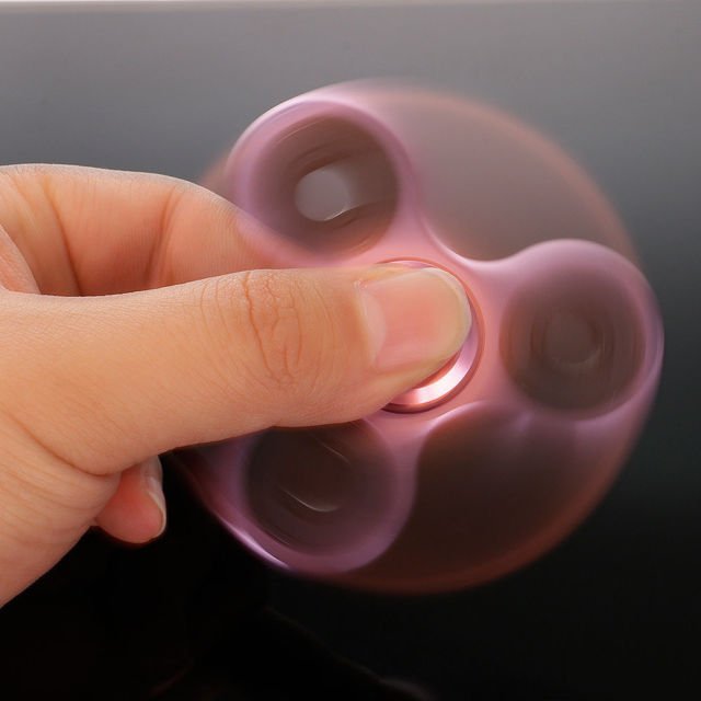 Fidget Spinner yang Lagi Hits di Kawula Muda Ini Punya Banyak Manfaat, Ternyata Tak Sembarang Mainan