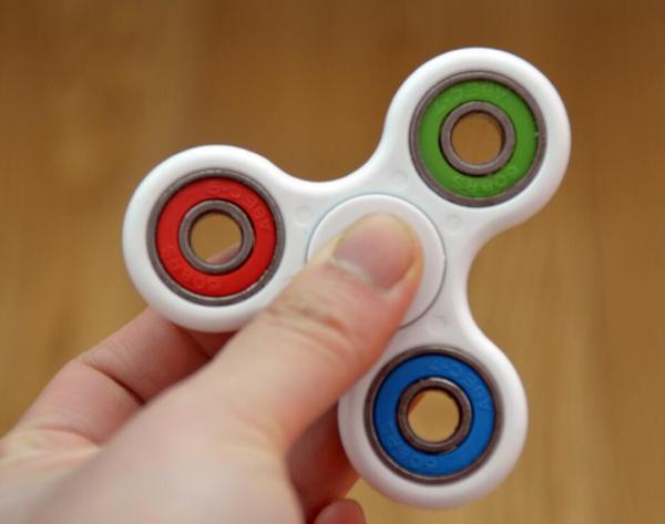 Fidget Spinner yang Lagi Hits di Kawula Muda Ini Punya Banyak Manfaat, Ternyata Tak Sembarang Mainan