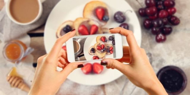 7 Tips Memotret Makanan Pakai Kamera HP Doang. Biar Kualitas Fotomu Naik Level dan Makin Elegan!