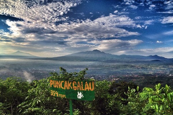 Menghalau sedih di Puncak Galau