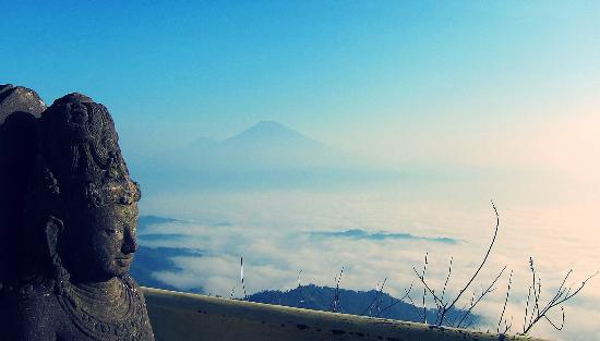 Kisah Misteri Seorang Pemuda yang Ditolong Makhluk Ghaib di Puncak Suroloyo. Aneh dan Bikin Merinding