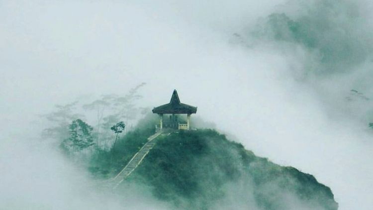 Kisah Misteri Seorang Pemuda yang Ditolong Makhluk Ghaib di Puncak Suroloyo. Aneh dan Bikin Merinding