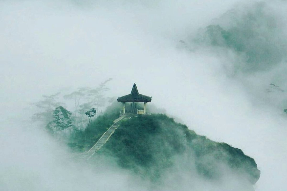 Kisah Misteri Seorang Pemuda yang Ditolong Makhluk Ghaib di Puncak Suroloyo. Aneh dan Bikin Merinding