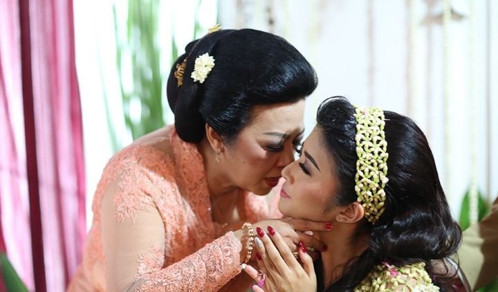 Ini yang Seorang Ibu Rasakan Saat Melepas Putrinya Menikah. Meski Tidak Disampaikan, Sebenarnya Ini Mengharukan