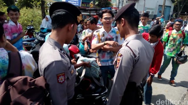 Aksi Heroik Ibu-Ibu Membubarkan Konvoi Pakai Air Bekas Cucian Piring, Tegas!