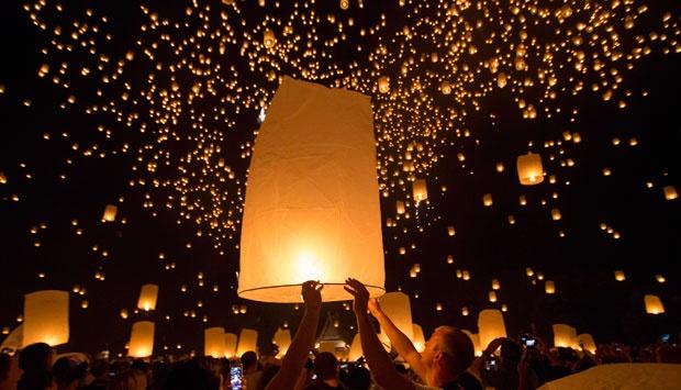 Keindahan Pesta Lampion dalam Perayaan Waisak 2017 di Borobudur. Datang Boleh, Ganggu Ibadah Jangan!